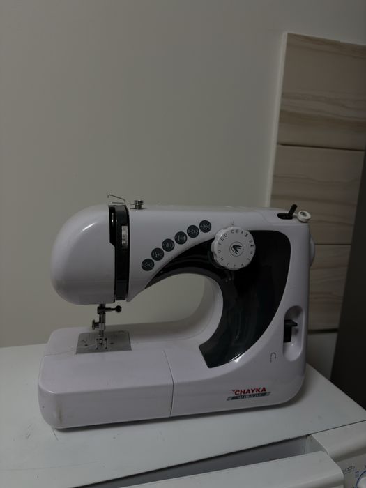 Продам б/у швейную машинку