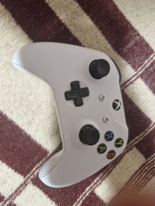 Xbox One S 1TB cu controller si cateva jocuri
