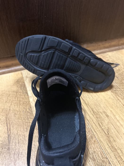 Adidași Nike aproape Noi