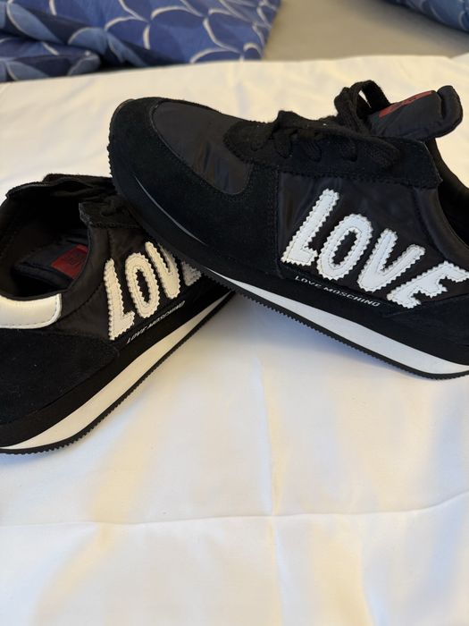 Vand adidasi moschino
