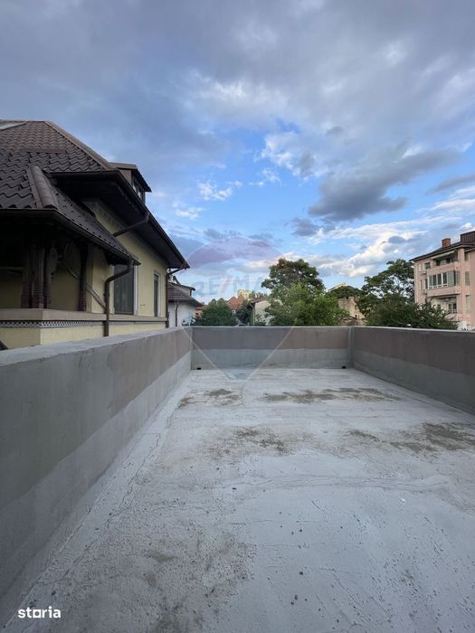 Vila in curs de renovare, teren 370mp, retras | adiacent Polona