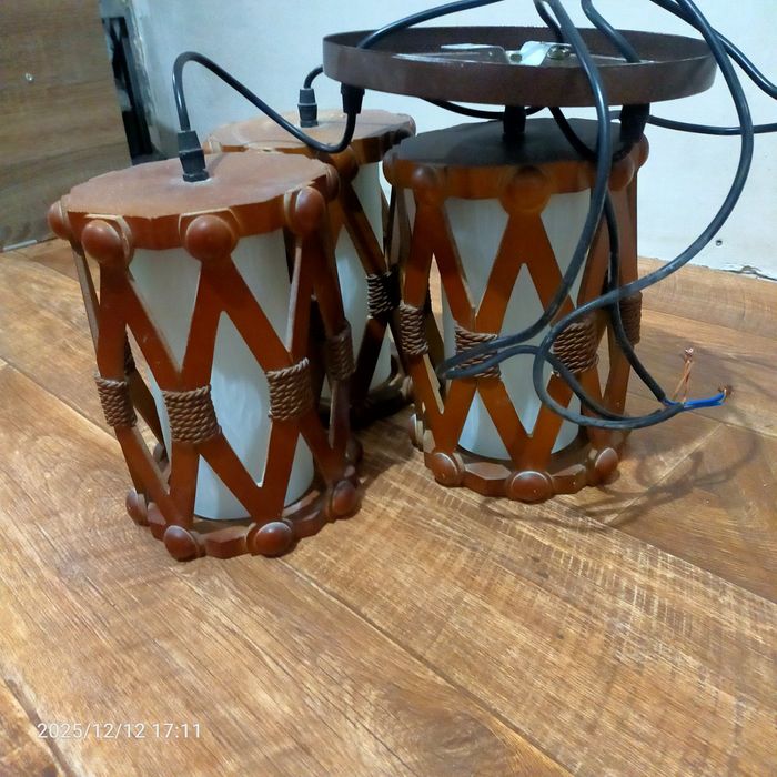 Продам люстру три лампы