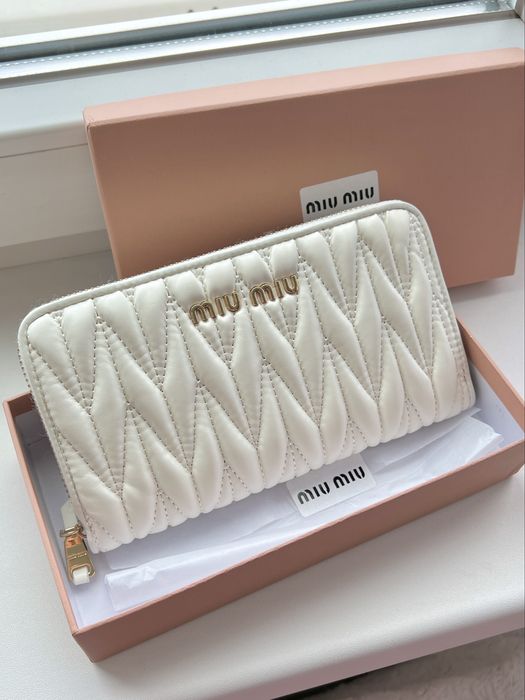 MiuMiu portofel alb
