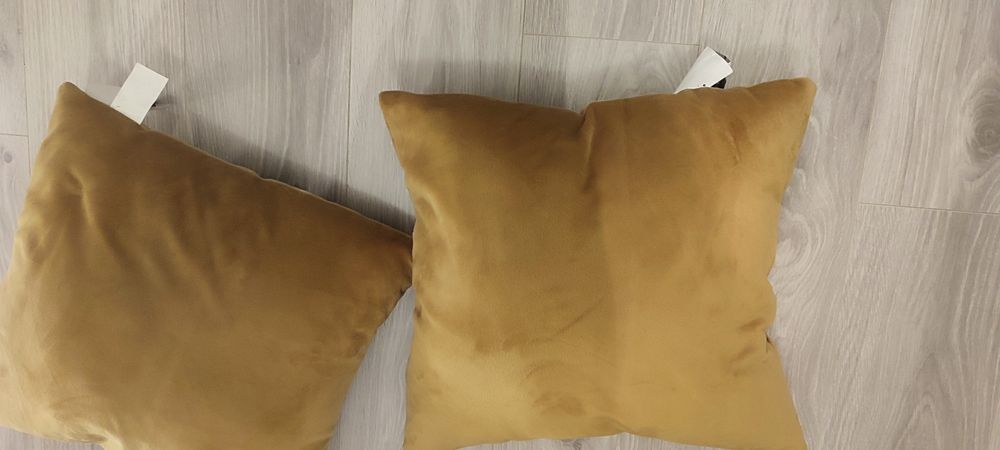 Perne decorative de culoare galben-auriu,cu eticheta, catifea