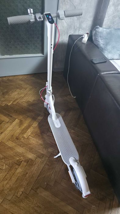Продавам Xiaomi Electric Scooter 3 Lite – бял