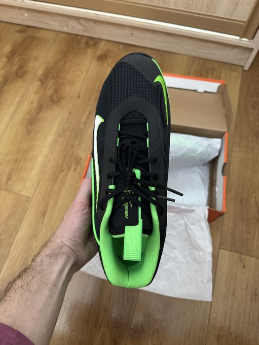 Продам новые кроссовки Nike Jump Academy