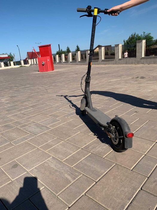 Xiaomi Mi Electric Scooter Essential – 750 km – Stare foarte bună