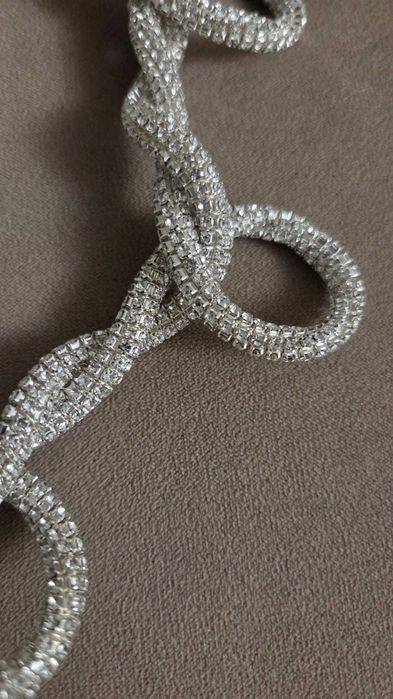 Продам ожерелье, украшенное кристаллами