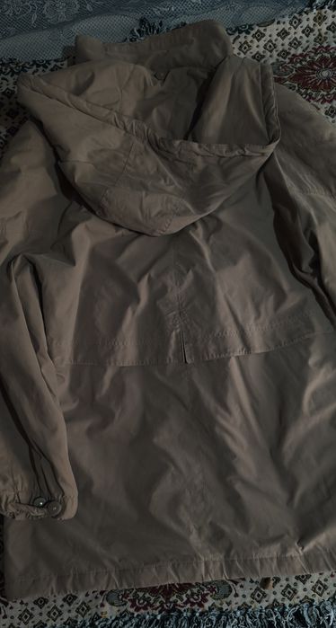 Продается Куртка - Женская .