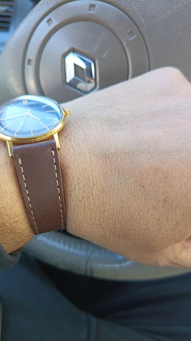 Ceas de mână vintage Poljot Luch De Luxe model rar,ultra-slim cu mecanism mecanic de 23 de rubine. 
Mecanism: Mecanic, cu întoarcere manuală (calibru