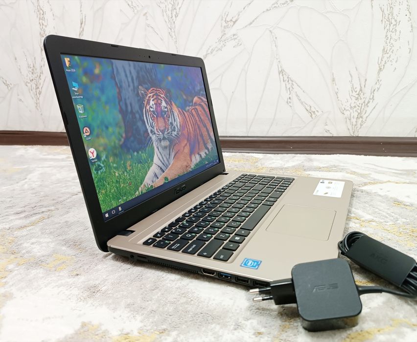 Notebook ASUS в хорошем состоянии.