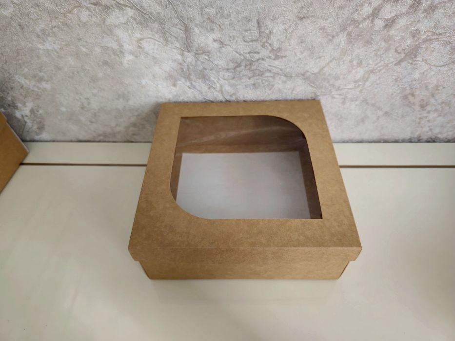 Крафт и белая коробка с окошкой