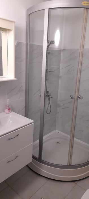 Inchiriez casa la curte sector 1