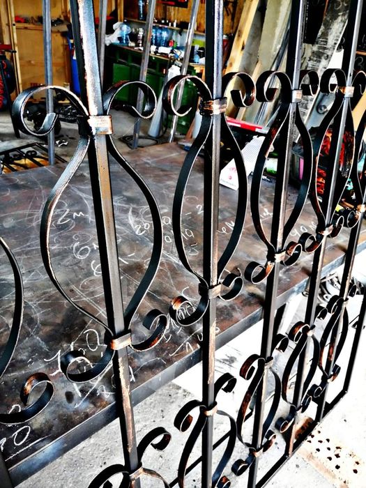 Врати и решетки от ковано желязо