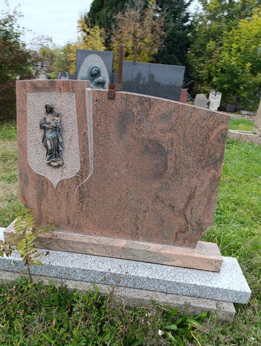 Vând obiecte funerare cruci din granit,cavou.