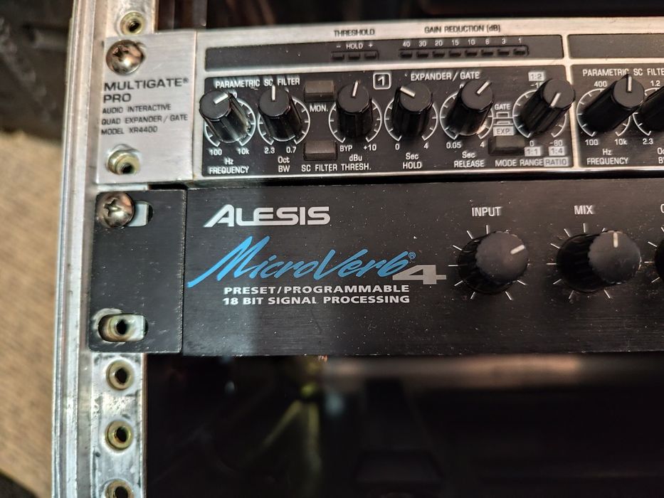 Behringer Multigate Pro XR 4400 sí Alexis MicroVerb 4
