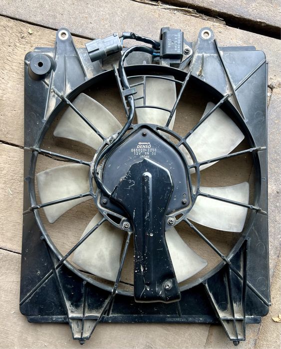 Продам б/у вентилятор кондиционера на Хонду CR-V (3-ий кузов)