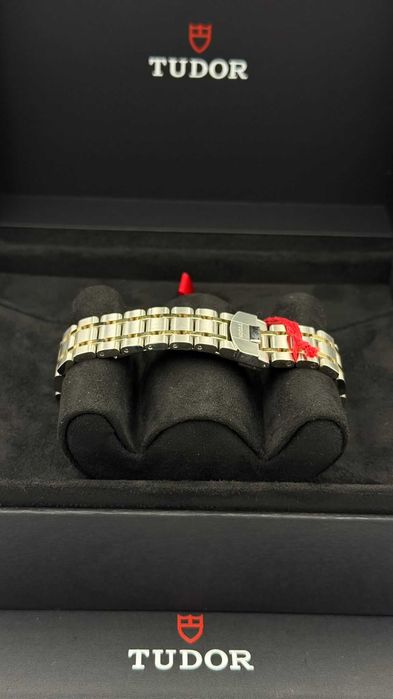 Tudor Royal Referință: 28503, 38 mm, aur oțel, 2025, 4000€.