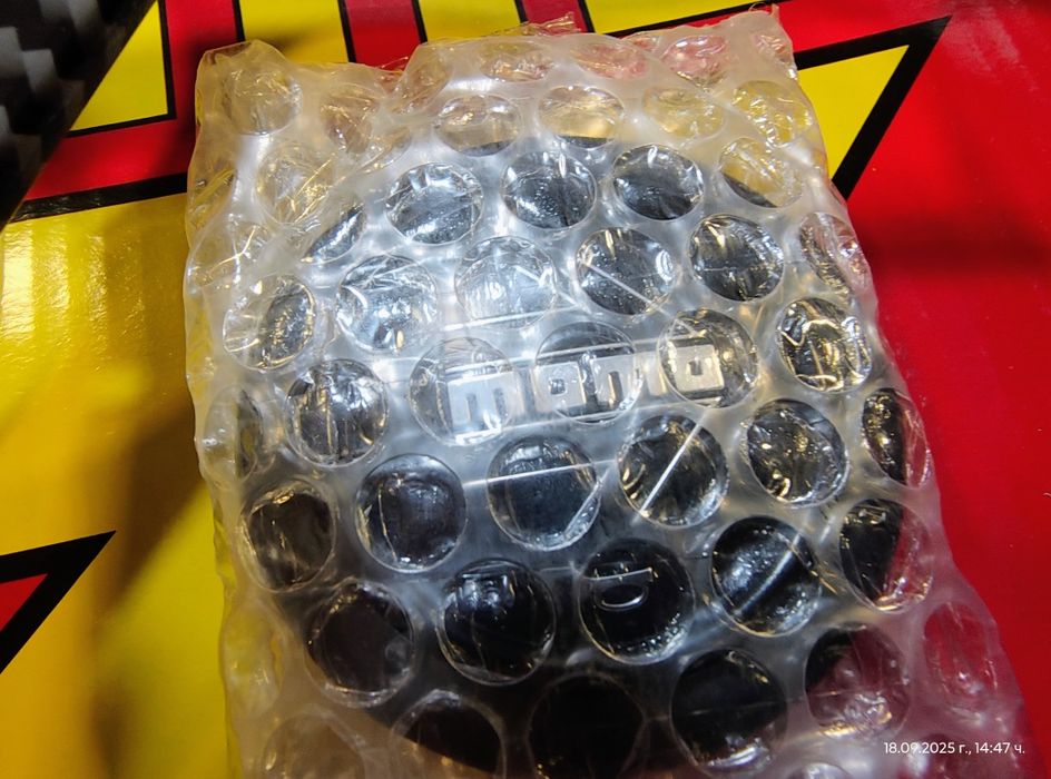 Спортен волан МОМО карбон кожа.