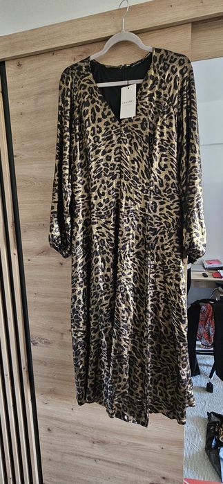 Vând rochie animal print nouă cu eticheta Caramel marime 42