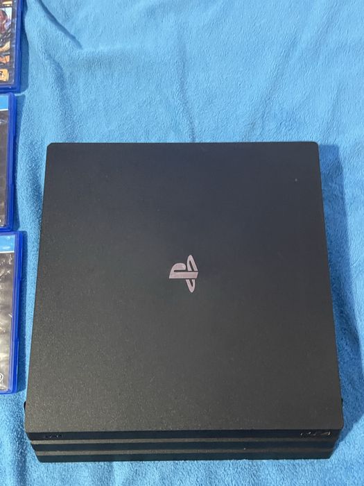 Vând PlayStation 4 Pro 1TB – 2 manete + 17 jocuri