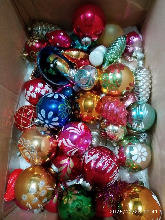 Ёлка  с игрушками.