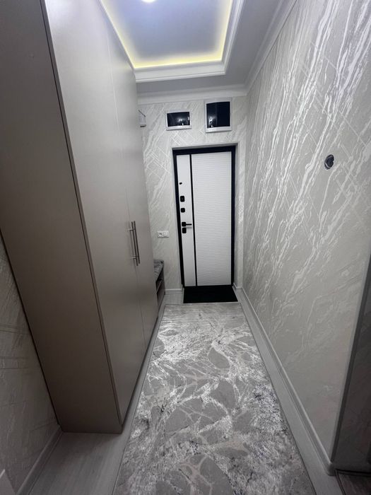 Срочна пролаётса 2 этаж 2/3 переделана  комнатная квартира в Алгаритме