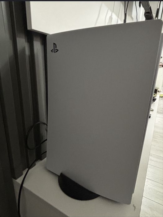 Продам срочно пс5 в идеальном состояний