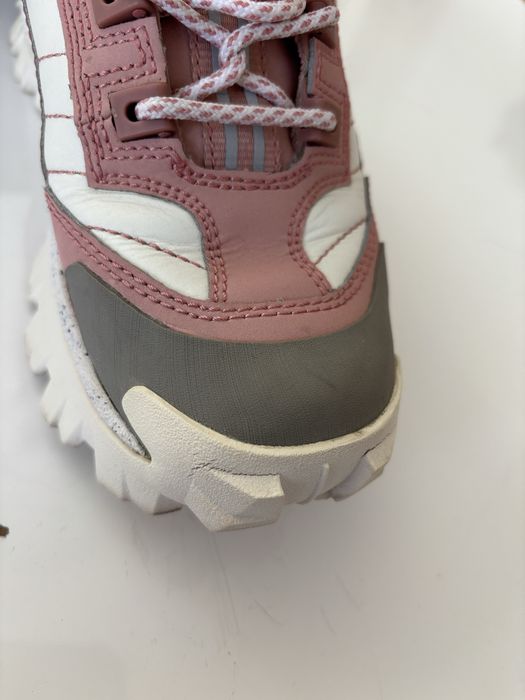 Sneakers caterpillar