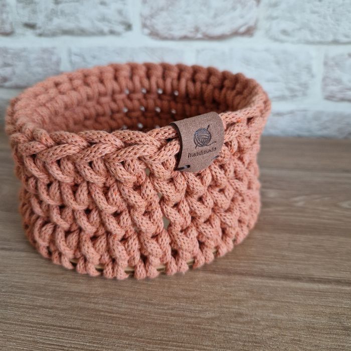 Ръчно изплетено панерче с дървена основа