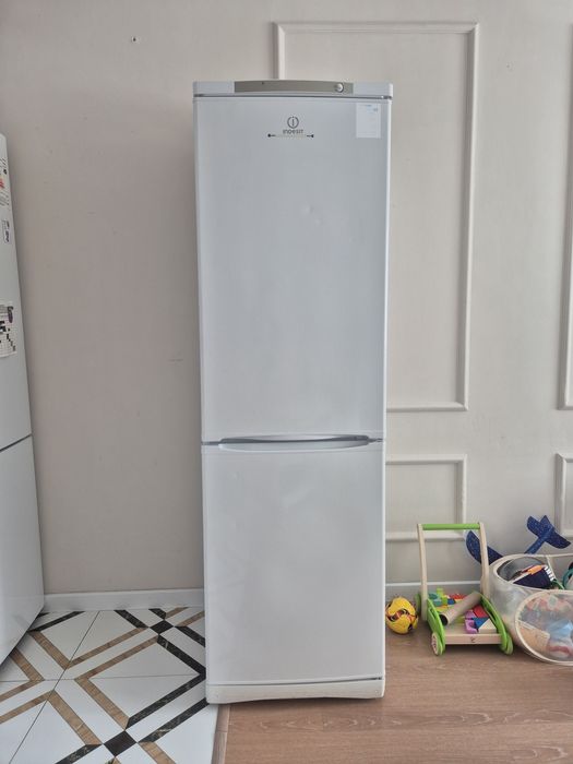 Холодильник Indesit ES 20