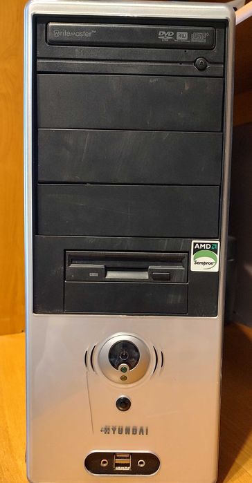Стар настолен компютър Hyundai