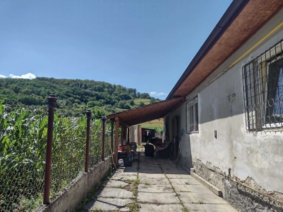 Casa de vanzare impreuna cu 2 terenuri intravilan , formand un tot unitar