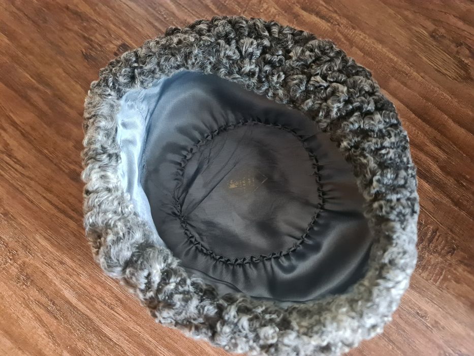 Продам каракулевый берет ( серый, черный)