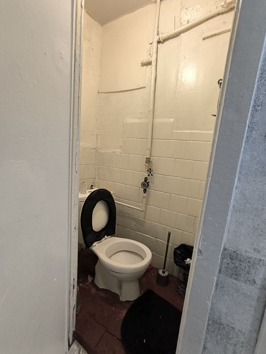 3 х комнатную квартиру у Метро. В деревянном доме Спутник 3.  Огород