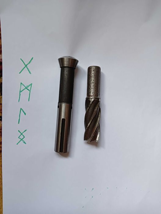 Vând freză verticala de banc