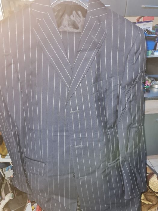 Vând 2 costume noi