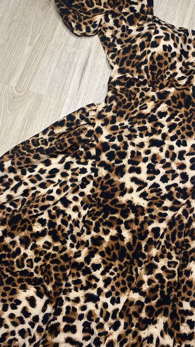 Леопардова рокля с отворен гръб
