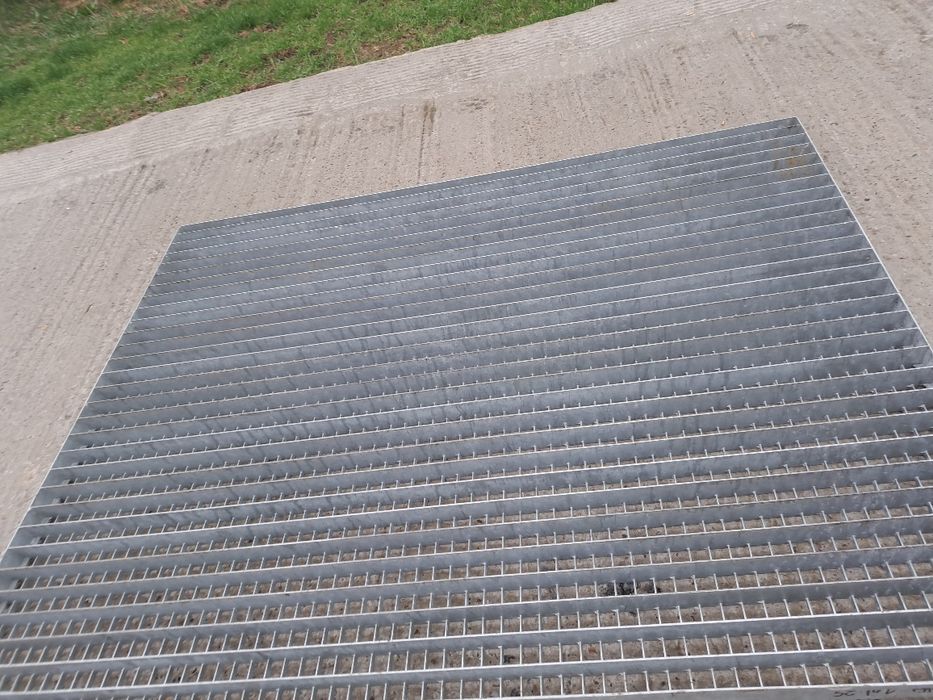 Grătare zincate la diferite dimensiuni debitam la dimensiunea dorită d