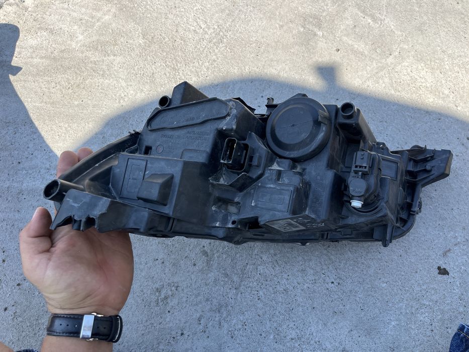 2 броя десен и 2 броя ляв фар Peugeot 208 2 2019-