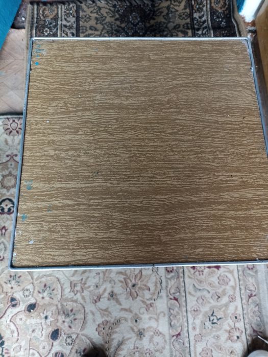 Продам кухонный стол и табуретки 4 шт.
