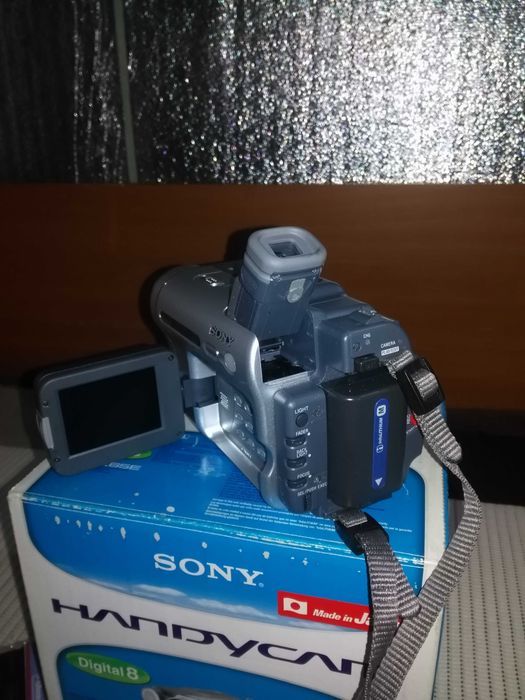 продается видео-камера SONY-TRV-265E