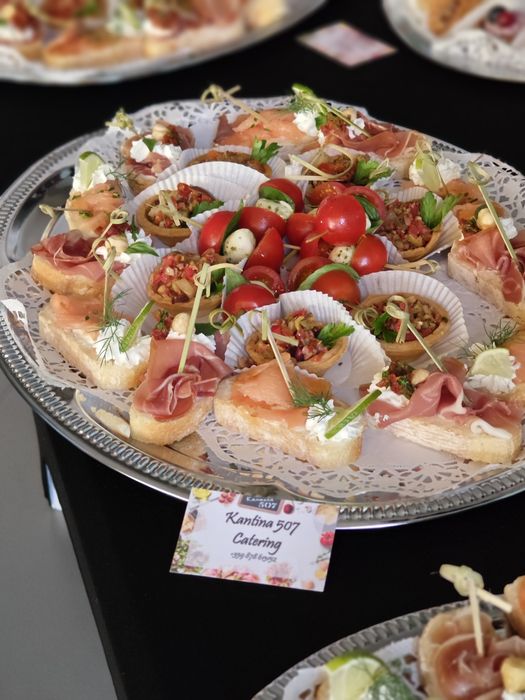 Кетъринг коктейлни маси под НАЕМ