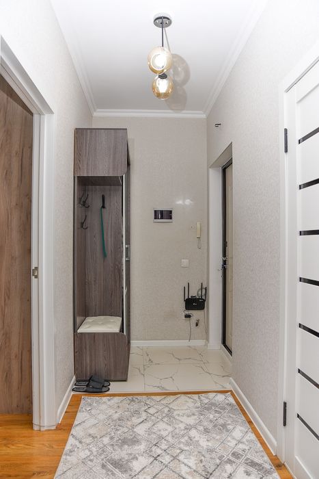 2 кoмнaтнaя квapтиpа, 3 этаж, есть паркинг 

Hoвый ки
