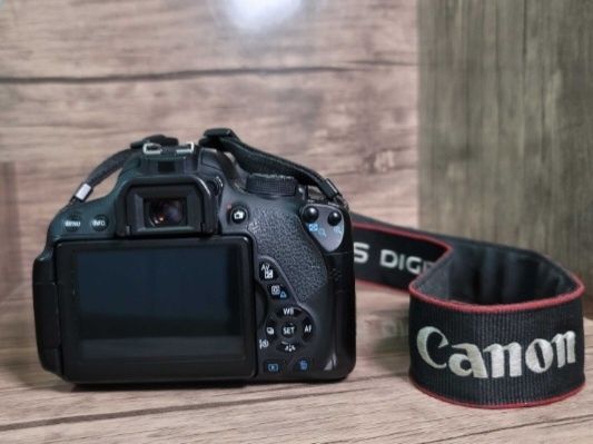 Canon 700 D sotiladi