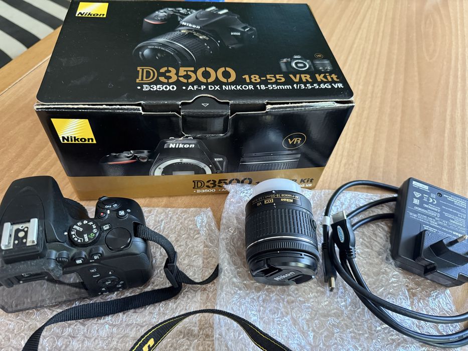 Nikon  D3500.