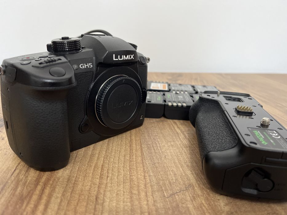 Panasonic GH5 body + grip + 7 baterii