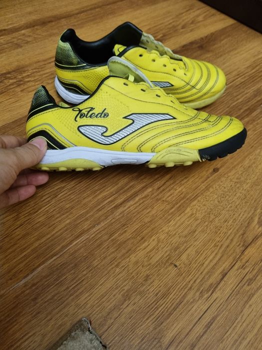 Детские футбольная обувь