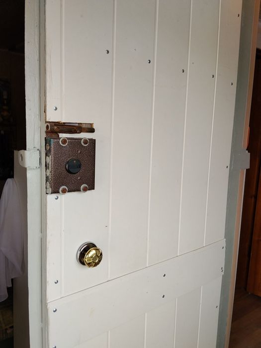 Металлическая дверь