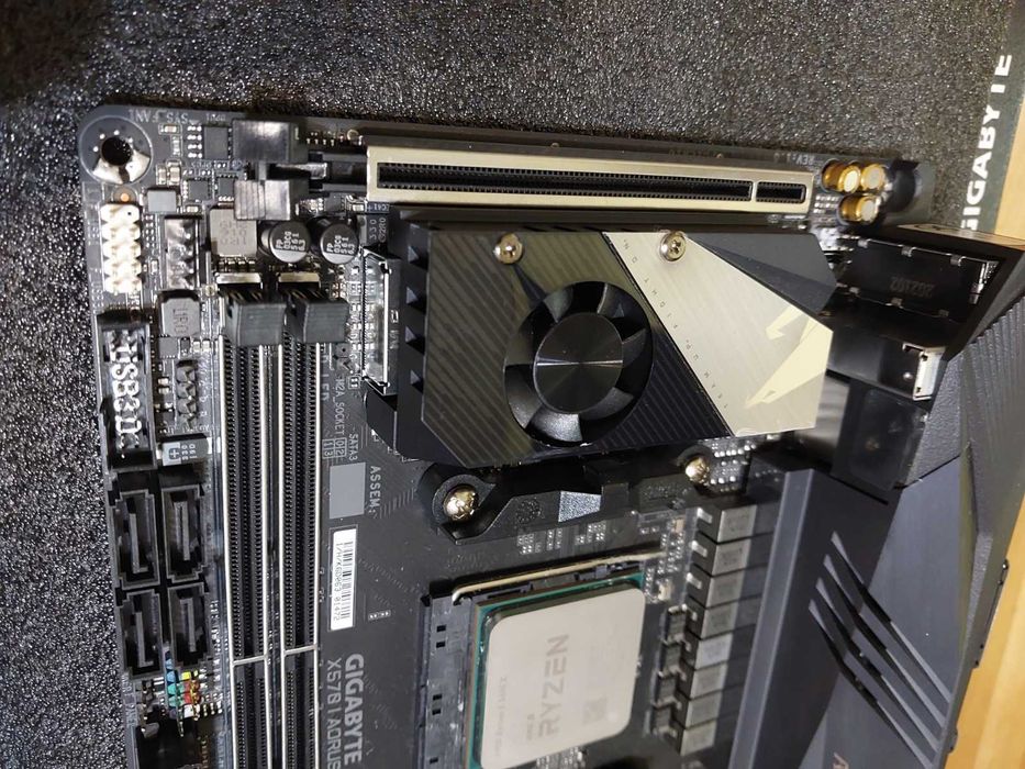 AMD Ryzen 5 5600X + Gigabyte X570i Aorus Pro Wi-Fi